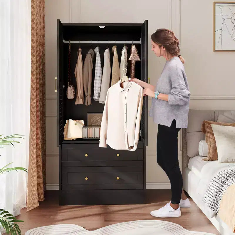 Armoire à persiennes GustoWave 65, Placard en bois avec 2 portes et 2 tiroirs, Rangement avec tringle à suspendre pour chambre à coucher