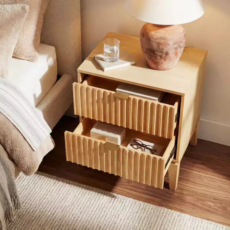Table de chevet moderne en bois cannelé Christopher Knight Home avec 2 tiroirs