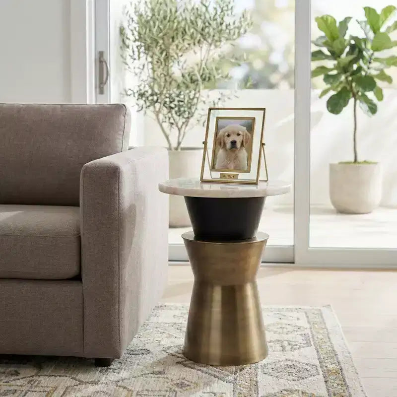Table d'appoint et de bout ronde décorative pour petits espaces - Plateau en agate avec base en métal pour la décoration du salon et de la chambre - 20, doré et blanc