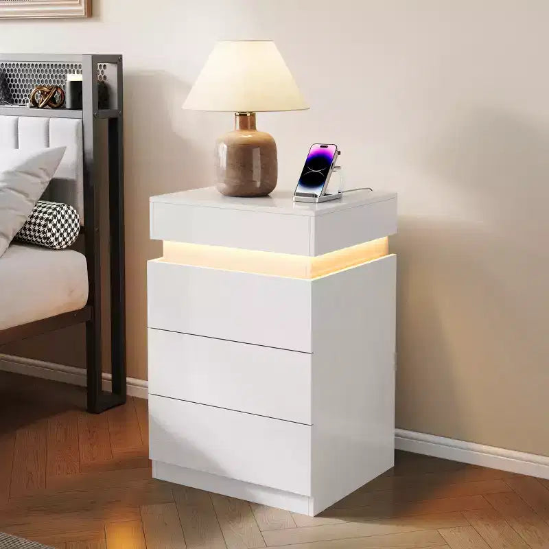 Conçue pour le confort au quotidien, cette table de chevet avec station de recharge intégrée et éclairage LED, une table de chevet moderne à plateau coulissant à 3 tiroirs,