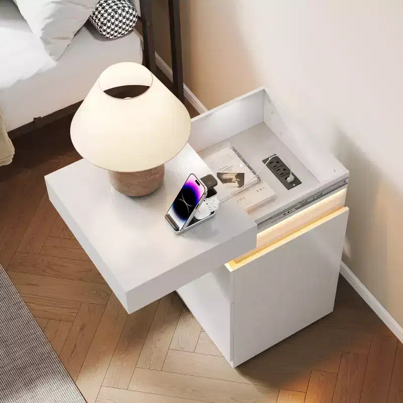 Conçue pour le confort au quotidien, cette table de chevet avec station de recharge intégrée et éclairage LED, une table de chevet moderne à plateau coulissant à 3 tiroirs,