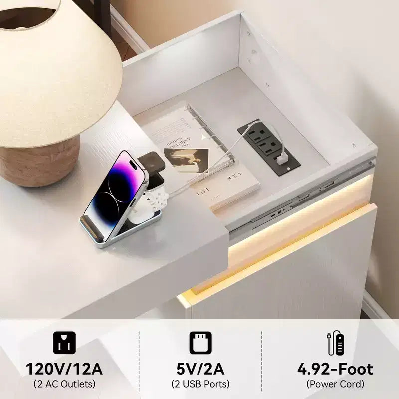 Conçue pour le confort au quotidien, cette table de chevet avec station de recharge intégrée et éclairage LED, une table de chevet moderne à plateau coulissant à 3 tiroirs,
