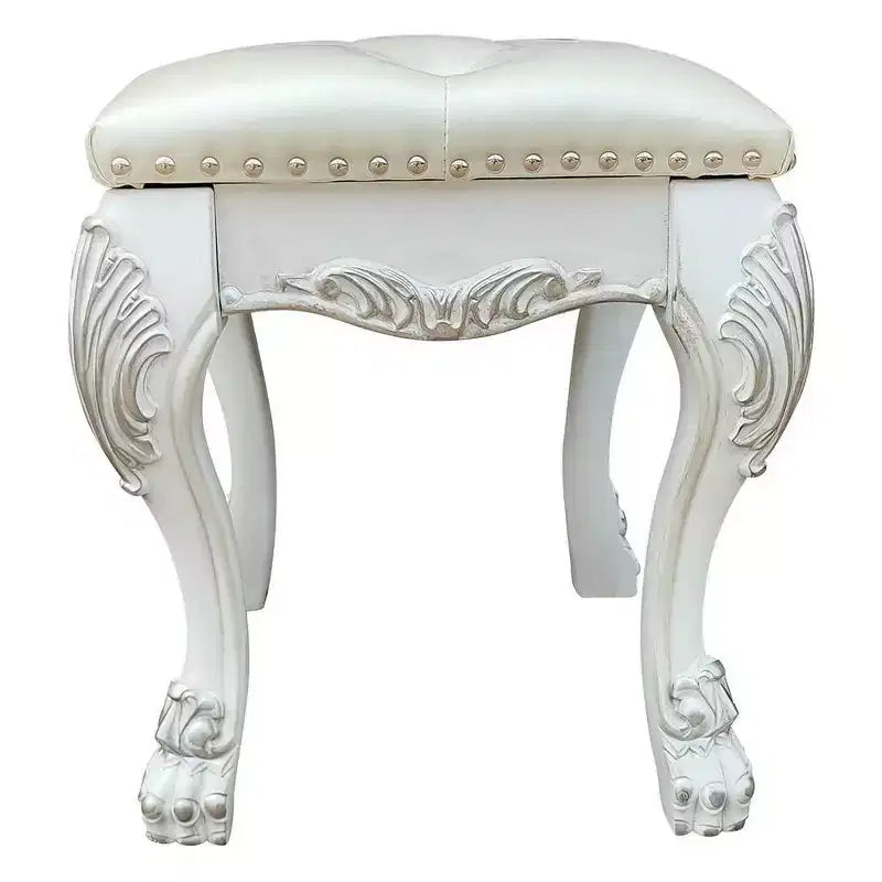 Fauteuil d'appoint Dresden II 20 po en PU/fini blanc cassé - Acme Furniture : esprit romantique, dossier à oreilles couleur champagne, garniture cloutée