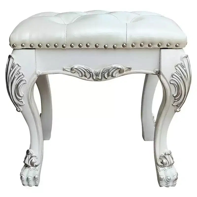 Fauteuil d'appoint Dresden II 20 po en PU/fini blanc cassé - Acme Furniture : esprit romantique, dossier à oreilles couleur champagne, garniture cloutée