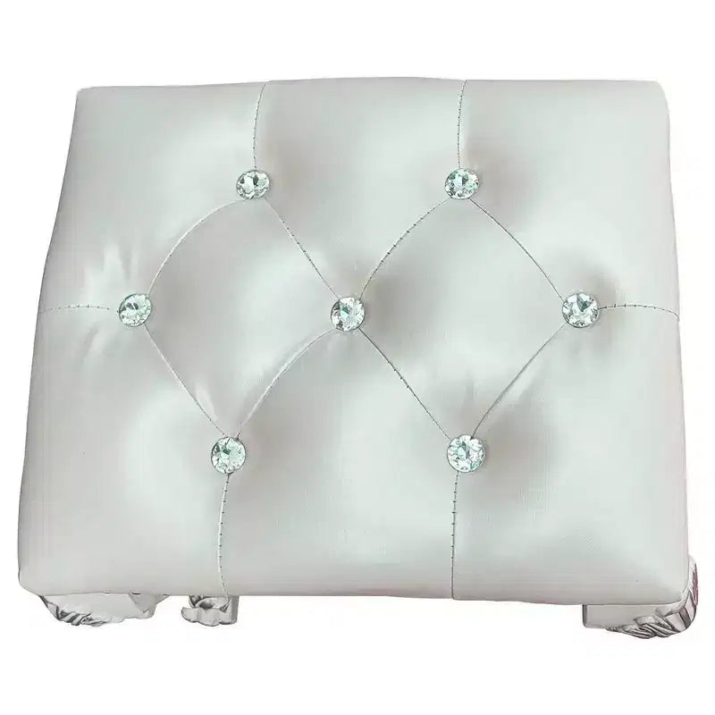Fauteuil d'appoint Dresden II 20 po en PU/fini blanc cassé - Acme Furniture : esprit romantique, dossier à oreilles couleur champagne, garniture cloutée