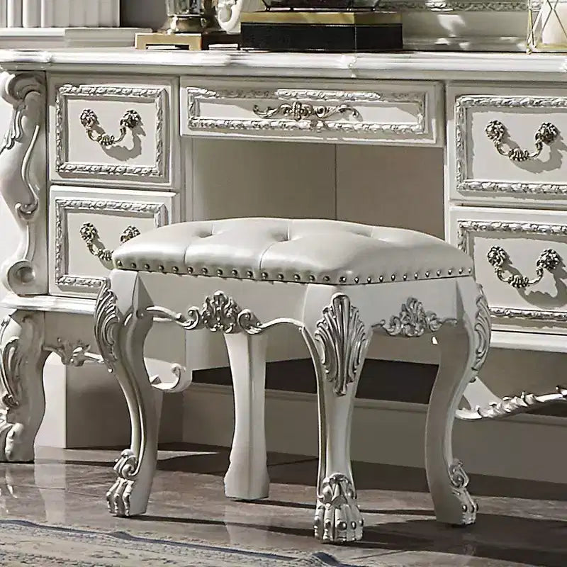 Fauteuil d'appoint Dresden II 20 po en PU/fini blanc cassé - Acme Furniture : esprit romantique, dossier à oreilles couleur champagne, garniture cloutée
