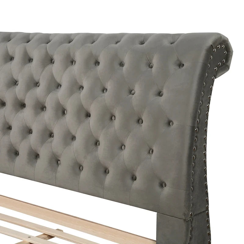 Lit traîneau capitonné en velours gris avec clous décoratifs – Grand lit / Très grand lit