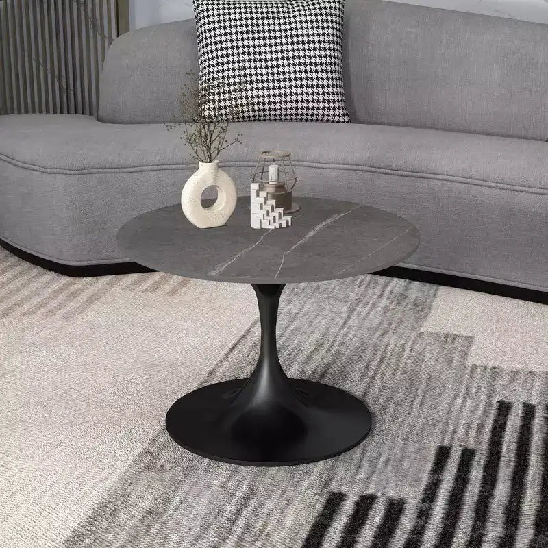 Table basse ronde Verve 27 de LeisureMod - Plateau en pierre frittée et piètement en acier noir moderne, table d'appoint pour salon contemporain